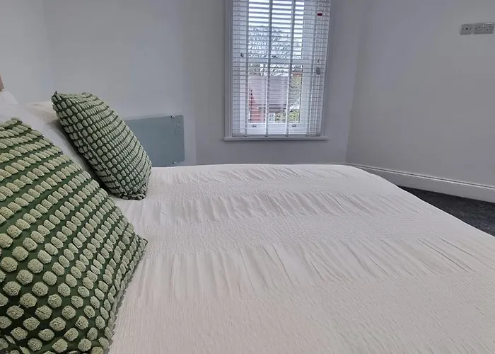 Flat Opposite Wakefield College With Free Parking And 5 Mins Walk To Train Station
