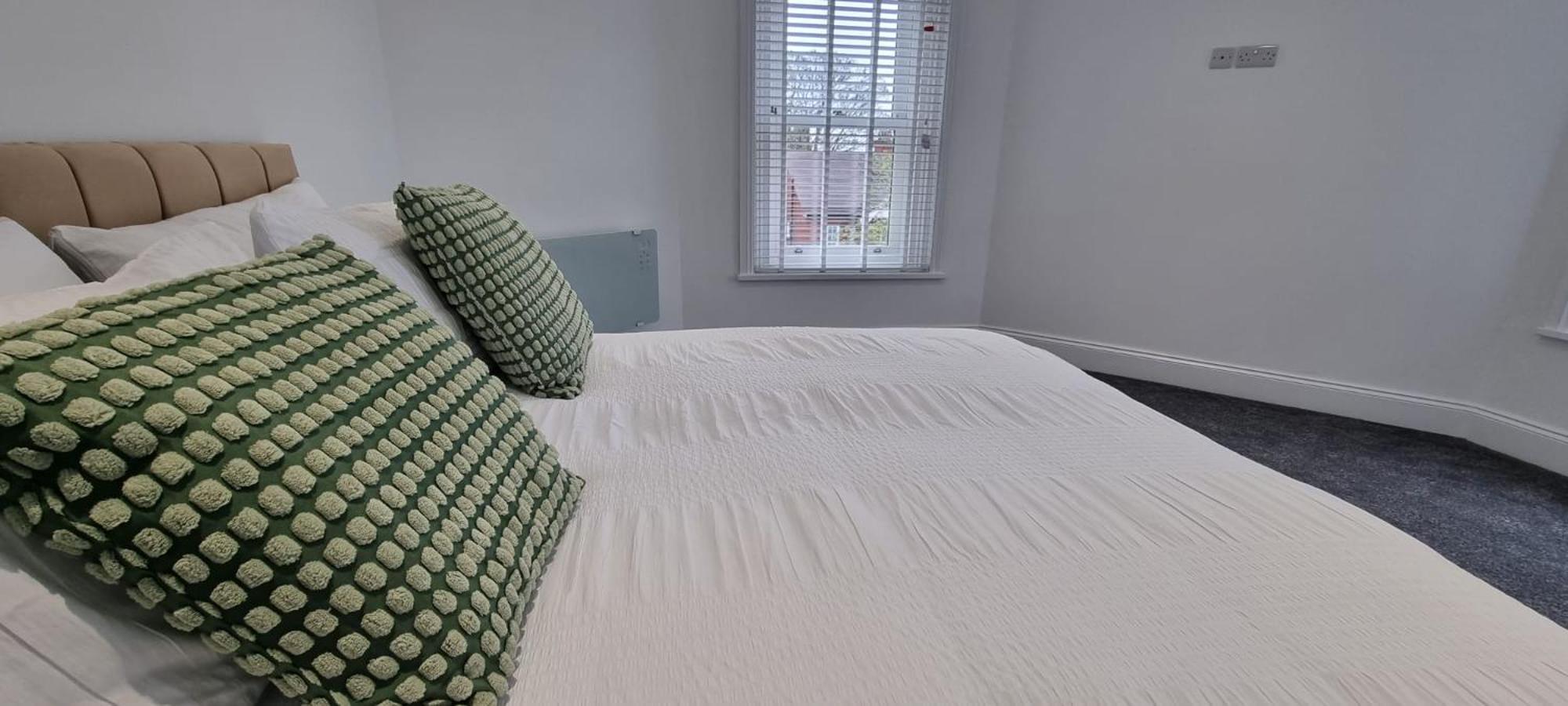 Flat Opposite College With Free Parking And 5 Mins Walk To Train Station Apartment *