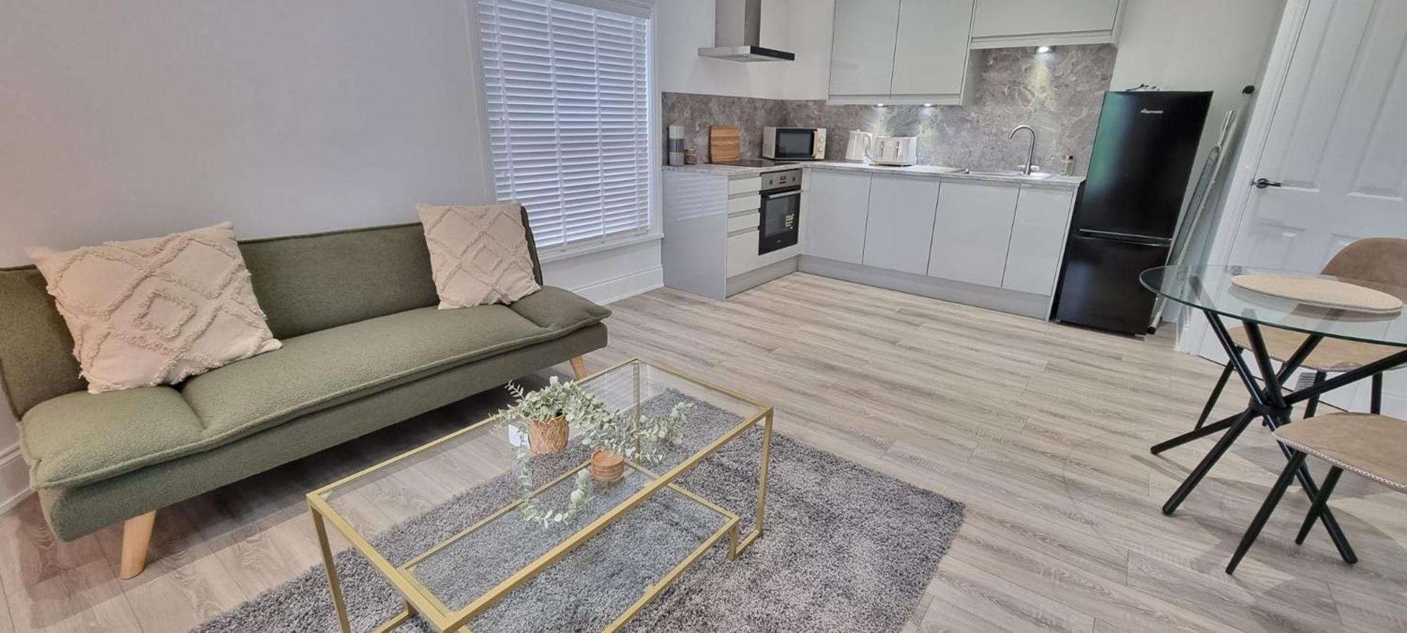 Apartment Flat Opposite College With Free Parking And 5 Mins Walk To Train Station Wakefield
