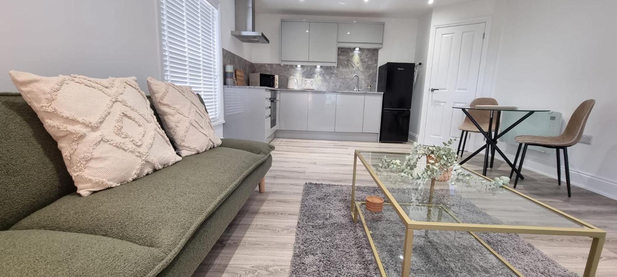 Flat Opposite College With Free Parking And 5 Mins Walk To Train Station * Wakefield