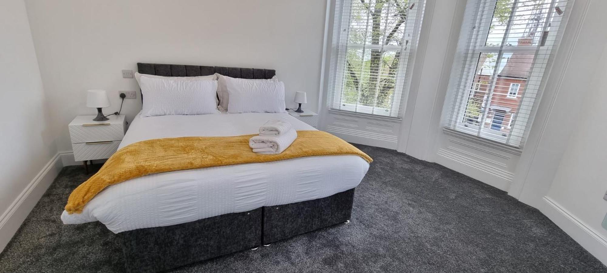 Flat Opposite College With Free Parking And 5 Mins Walk To Train Station Apartment