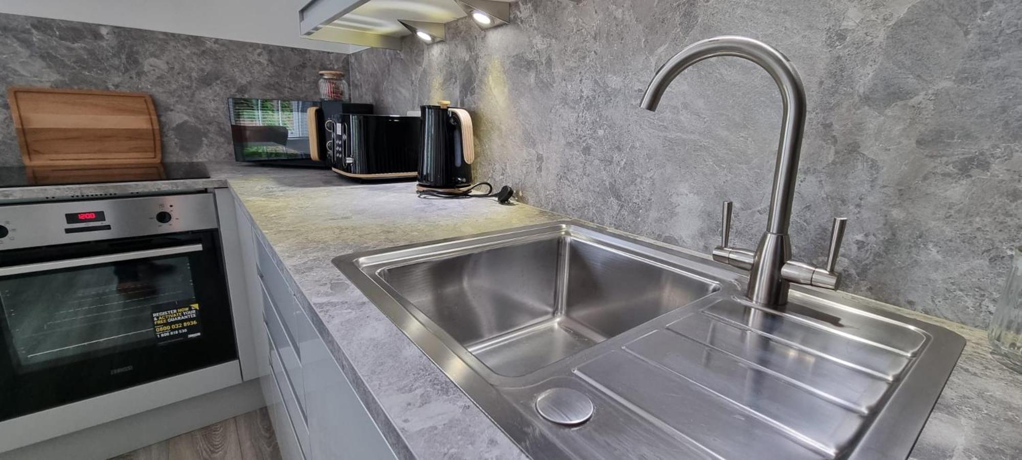 Apartment Flat Opposite College With Free Parking And 5 Mins Walk To Train Station *