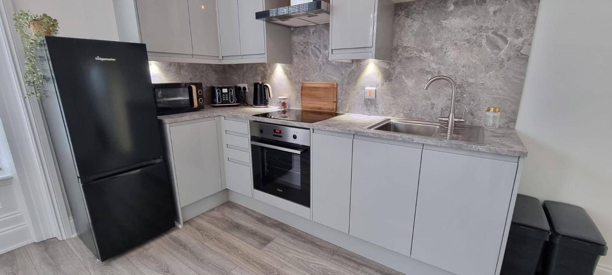 Flat Opposite College With Free Parking And 5 Mins Walk To Train Station Apartment