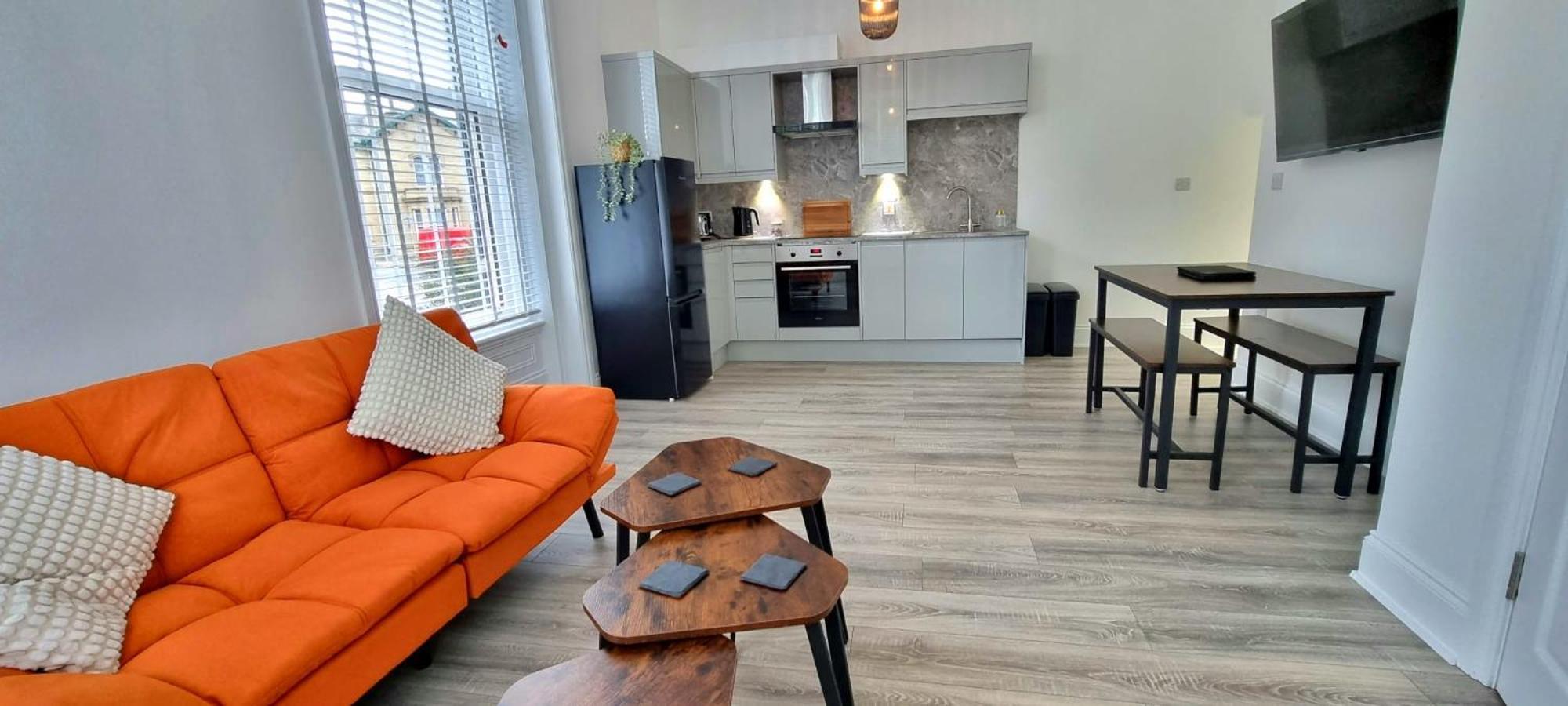 Apartment Flat Opposite College With Free Parking And 5 Mins Walk To Train Station *