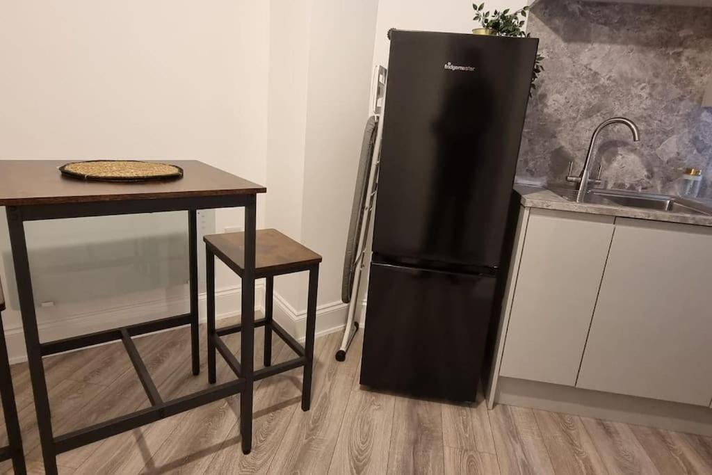 Flat Opposite College With Free Parking And 5 Mins Walk To Train Station Wakefield