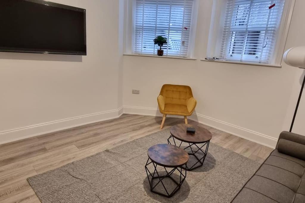 Apartment Flat Opposite College With Free Parking And 5 Mins Walk To Train Station Wakefield