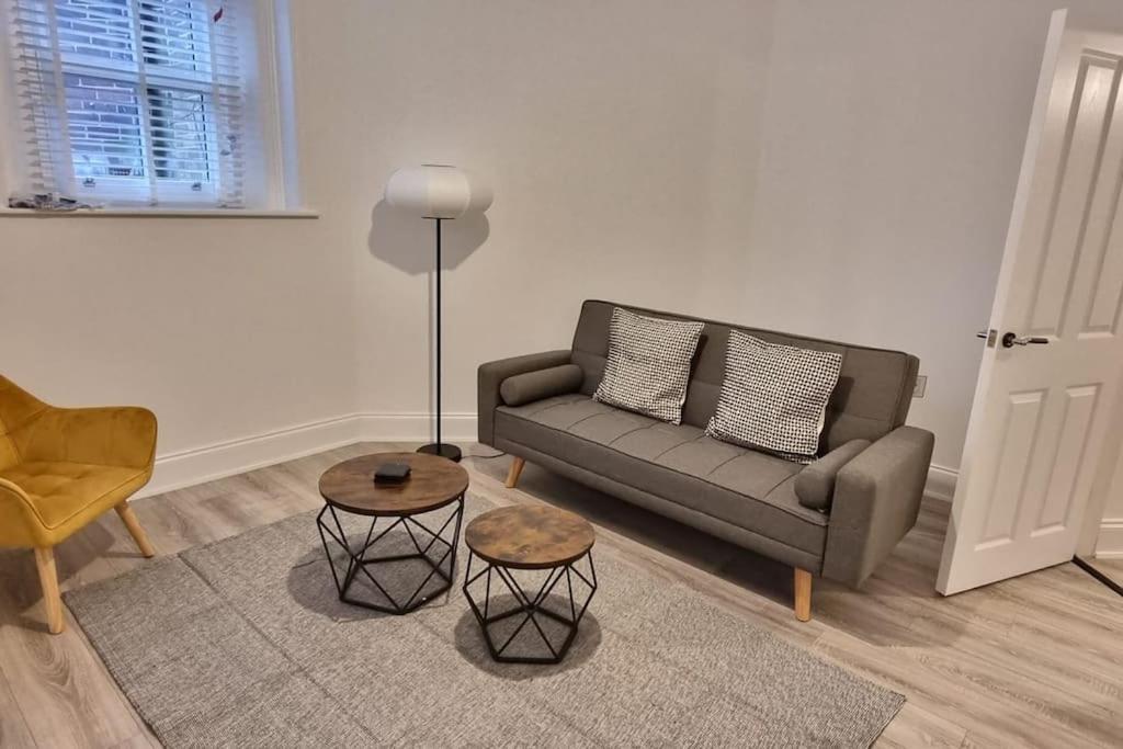 Apartment Flat Opposite College With Free Parking And 5 Mins Walk To Train Station Wakefield